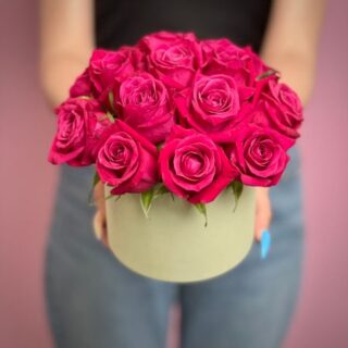 Малиновые розы в шляпной коробке XS