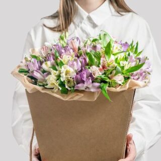 Букет из альстромерий нежный микс в коробке