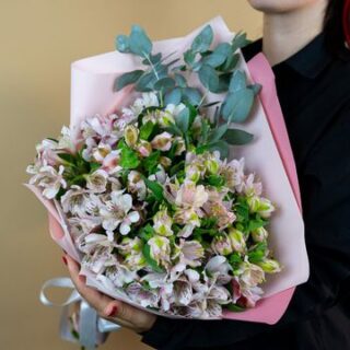 Букет из 15 альстромерий нежный микс с эвкалиптом