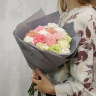 Букет из 15 гвоздик микс в стильной упаковке