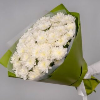 Букет из 9 белых кустовых хризантем в стильной упаковке
