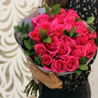 Букет из 21 малиновых роз 40-50 см  с рускусом