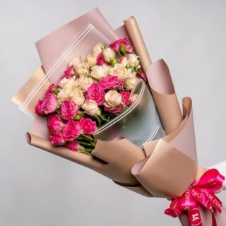 Букет из 9 высоких кустовых роз  60-70 см нежный микс  в стильной упаковке