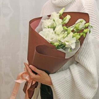 Букет из 5 белых эустом в стильной упаковке
