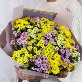 Букет из 25 кустовых хризантем Сантини микс в стильной упаковке