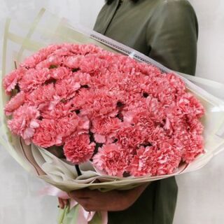 Букет из 51 розовой гвоздики в стильной упаковке