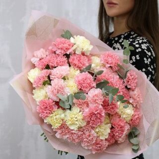 Букет из 51 диантуса микс с зеленью в стильной упаковке