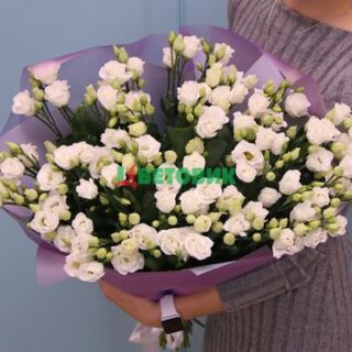 Букет из 35 белых лизиантусов в стильной упаковке