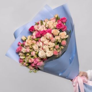 Букет из 11 высоких кустовых роз  60-70 см нежный микс в стильной упаковке