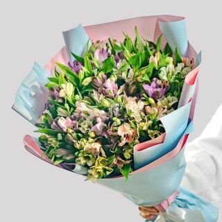 Букет из 25 альстромерий нежный микс в дизайнерской упаковке