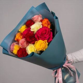 Букет из 15 роз яркий микс premium 40-50 см  в стильной упаковке