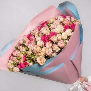 Букет из 35 высоких кустовых роз  60-70 см в стильной упаковке