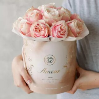 Букет в бежевой шляпной коробке Amour Mini из 
17 нежно-розовых пионовидных роз Swan Grace