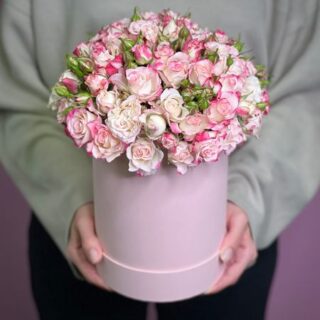 Кустовые розы в коробке Левитация