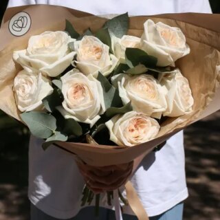 9 белых одноголовых пионовидных роз White 
O'Hara 40 см с эвкалиптом