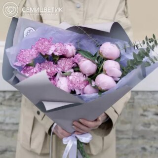 9 розовых гвоздик и 7 розовых пионов Standart 
Plus с зеленью в упаковке
