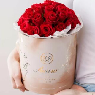 Букет в бежевой шляпной коробке Amour Mini из 
31 красной розы (Кения)