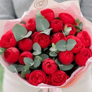 19 красных одноголовых пионовидных роз 
Red Piano с эвкалиптом