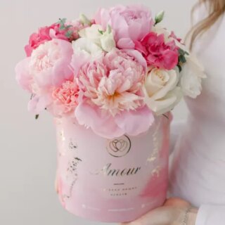 Букет в розовой шляпной коробке Amour Mini из 
розы, пионов и гвоздики