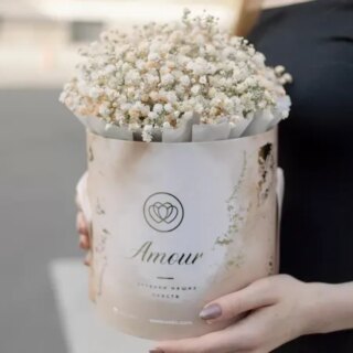 Букет в бежевой шляпной коробке Amour Mini из 
7 бежевых гипсофил